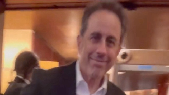 ABD’li komedyen Jerry Seinfeld ‘Yaşasın özgür Filistin’ diyen bir kişiyi ‘Umurumda değil’ sözleriyle tersledi