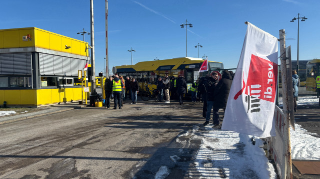 Almanya’nın başkenti Berlin’de toplu taşıma durdu: Çalışanlar süresiz greve gidebilir