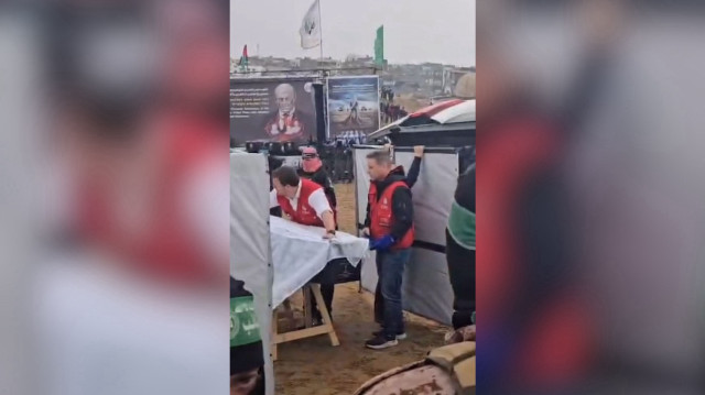 Esir takasında 4 İsraillinin cenazesi teslim edildi: Kızılhaç yetkilileri tabutların üzerindeki sloganları kapatma yarışına girdi