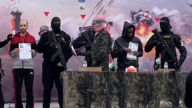 Hamas esir takasının yedinci turunda iki İsrailli esiri Kızılhaç’a teslim etti
