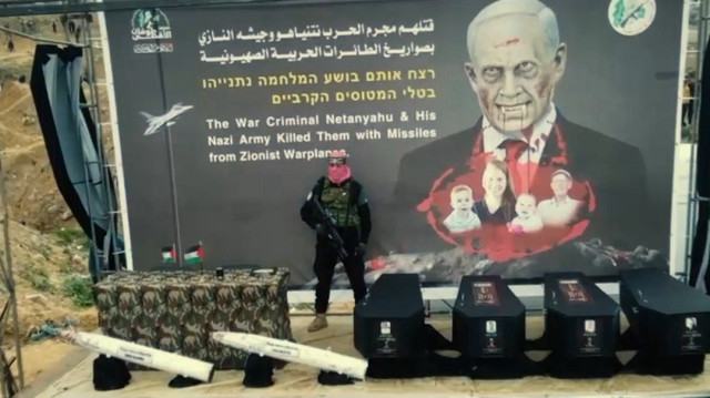 Hamas ‘işgalci İsrail’in füzesiyle’ ölen 4 İsrailli esirin cenazesinin teslim edildiği anları yayınladı
