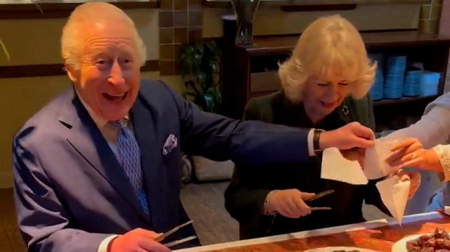 İngiltere Kralı Charles ve Kraliçe Camilla Ramazan öncesi hurma paketledi