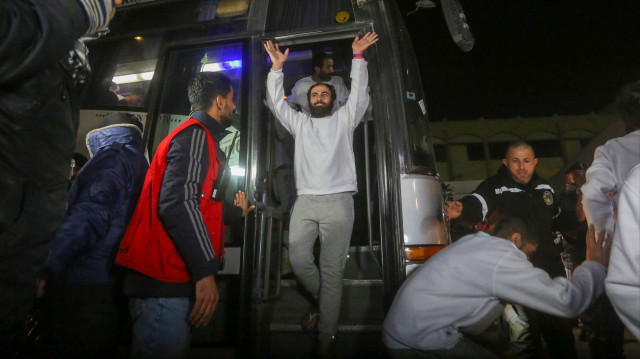 İsrail’in alıkoyduğu Filistinli tutsaklar özgürlüğüne kavuştu: Ramallah’ta aileleri coşkuyla karşıladı