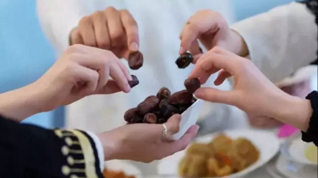 Sahurda ezan okununca yemek yenir mi ve su içilir mi?