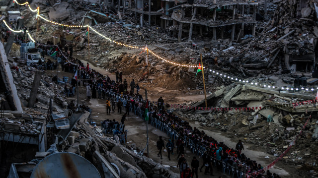 Gazze’de ilk iftar: Enkazların arasına sofra kurdular