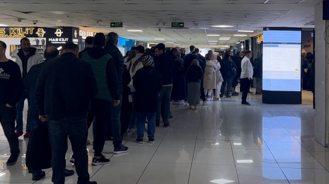 Altın fiyatları düşünce kuyumcularda kuyruk oluştu