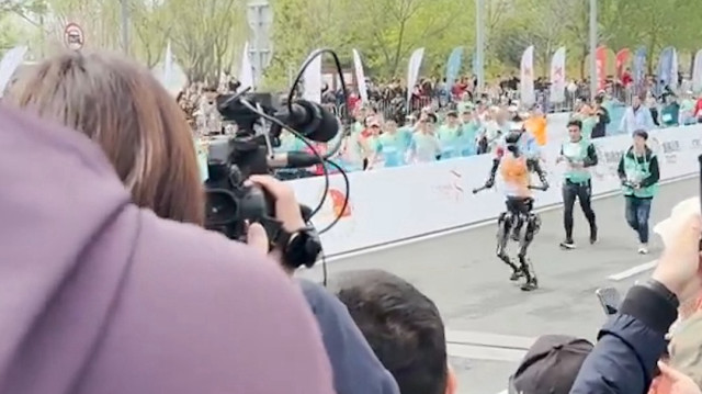 Çin üretimi insansı robot rekor kırdı: Yarı maratonu birinci bitirdi