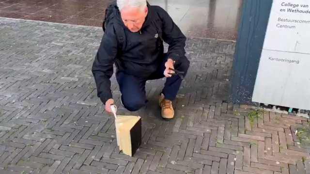 İslam düşmanı PEGIDA lideri Edwin Wagensveld’den alçak bir eylem daha: Ezan okunduğu sırada Kur’an-ı Kerim yaktı