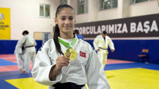 İsrailli rakibini devirdi, altın madalyayı Filistinlilere armağan etti