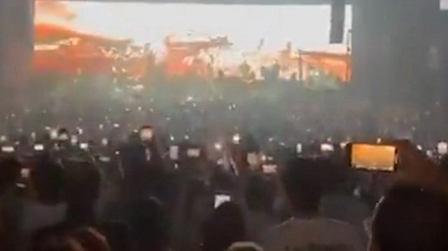 Paris’te utanç verici görüntüler: Siyonist şarkıcı Eyal Golan’ın konserinde Gazze’nin bombalandığı anlar ekrana yansıtıldı