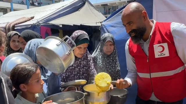 Türk Kızılayı İsrail’in ablukası altındaki Gazzelilere sıcak yemek dağıtımı yaptı
