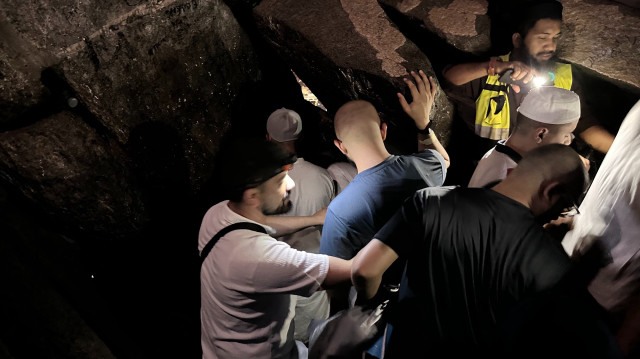 Hacı adayları Nur Dağı’ndaki Hira Mağarası’nı ziyaret etmenin heyecanını yaşıyor