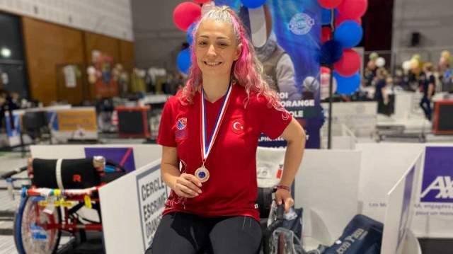 Milli para eskrimci Şenay Güner’den Fransa’da çifte madalya