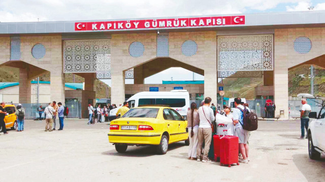 Füzeler altında tahliye: Türkler karayoluyla getiriliyor