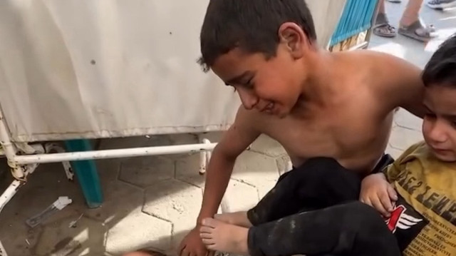 Gazze’de yürekleri parçalayan manzara: 10 yaşındaki Zayn küçük kardeşlerinin hem annesi hem babası oldu