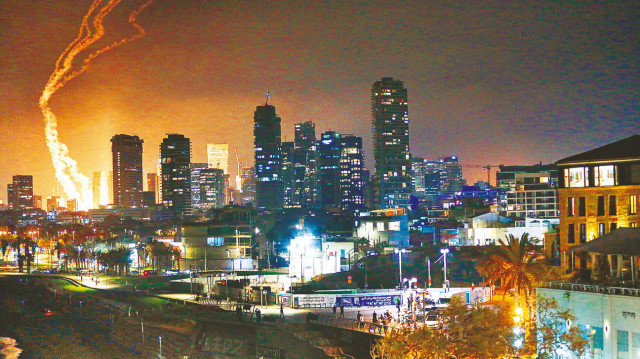 İran yüzlerce füze ile cevap verdi: Tel Aviv yanıyor