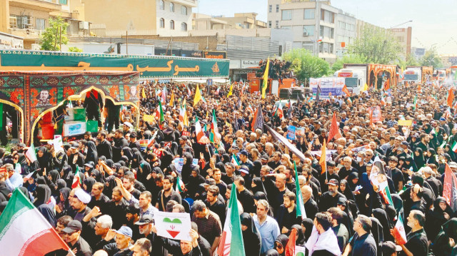 İran’da toplu cenaze töreni: 60 Komutan ve bilim insanı toprağa verildi