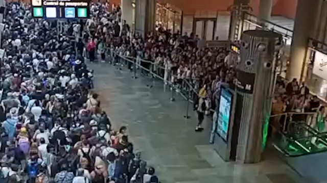 Madrid Barajas Havalimanı’nda yaşanan kaos kamerada: Yolcular kilometrelerce kuyruk oluşturdu
