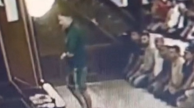 Malatya’da tepki çeken görüntüler: Fötr şapka ve şort ile mihraba çıkarak namazla dalga geçti