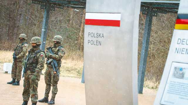 Schengen’e bir darbe de Polonya’dan: Almanya sınırına asker yolladı