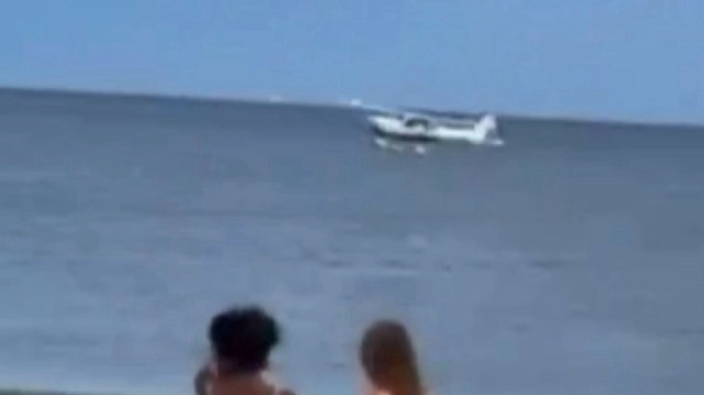 ABD’de okyanusa zorunlu iniş yapmaya çalışan uçağın takla atma anı kamerada