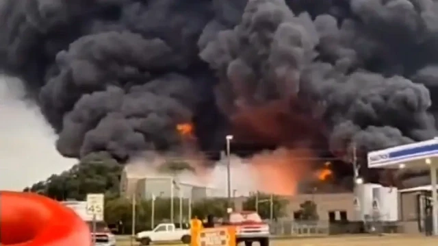 ABD’de yakıt fabrikasında büyük patlama: Alevler metrelerce yükseldi dumanlar gökyüzünü kapladı