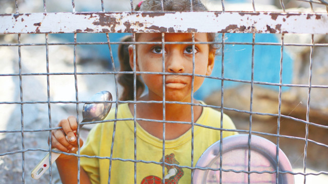 Açlıktan sokakta düşerek ölüyorlar