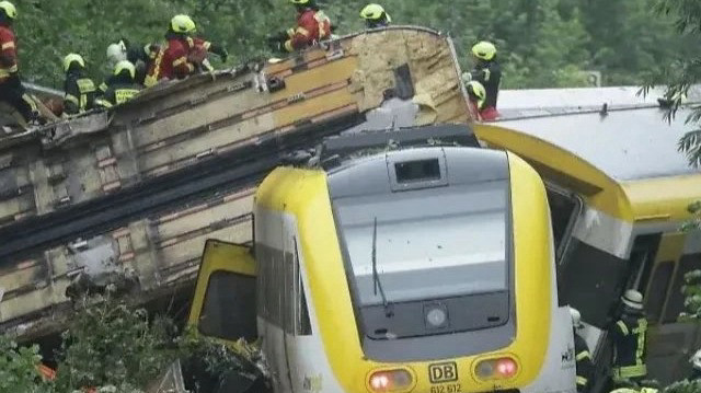 Almanya’da yolcu treni raydan çıkarak devrildi: Çok sayıda yaralı ve ölü var