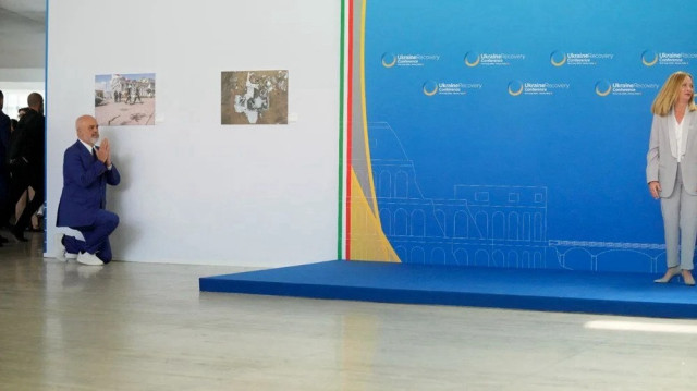 Arnavutluk Başbakanı Edi Rama İtalya Başbakanı Meloni’yi görünce yine diz çöktü