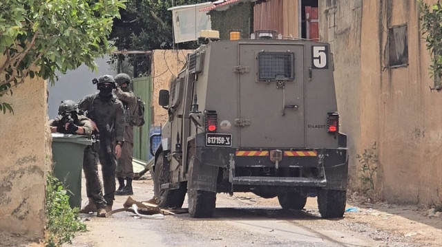 Batı Şeria’daki Filistin topraklarını gasbeden İsrailliler bir Filistinliyi yaraladı