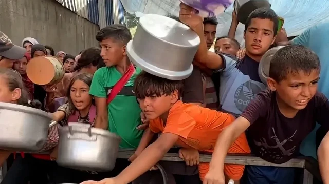 Dünyanın gözünü kapattığı Gazze’de açlıkla mücadele eden Filistinlilere yemek dağıtıldı