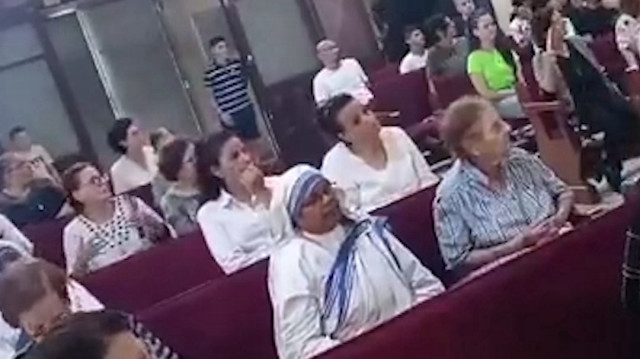 Gazze’de Kutsal Aile Kilisesi’nde insanlar barış için dua ederken İsrail bombasıyla sarsıldılar