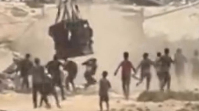 Havadan atılan yardım paketinin altında kalan Filistinli çocuk hayatını kaybetti