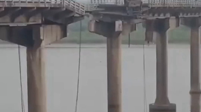 Hindistan’da 40 yıllık köprü çöktü: 11 ölü 9 yaralı