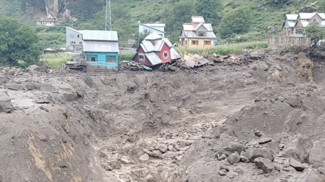 Hindistan’da aniden bastıran sel baskını kamerada: 65 ölü yüzlerce kayıp var