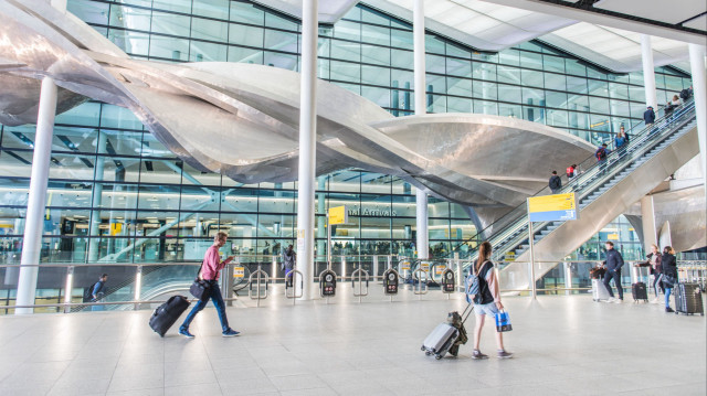 İngiltere’de kriz: Londra hava sahası kapatıldı seferler askıya alındı