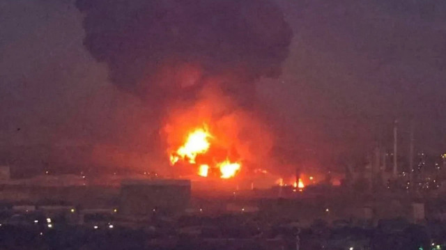 İran’ın en büyük petrol rafinerisinde yangın paniği