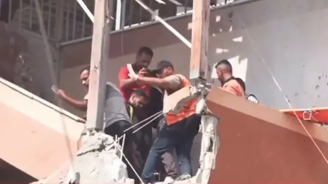 İşgalci İsrail vurduğu hastanede şehitleri çıkaran ekibi de doğrudan hedef aldı: Saldırı anı canlı yayına böyle yansıdı