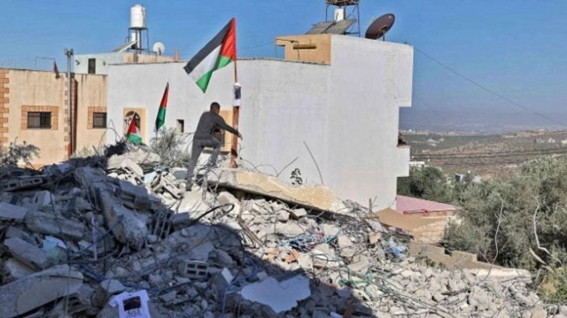 İsrail Filistinli iki kardeşi evlerini yıkmaya zorlayarak 10 kişiyi evsiz bıraktı