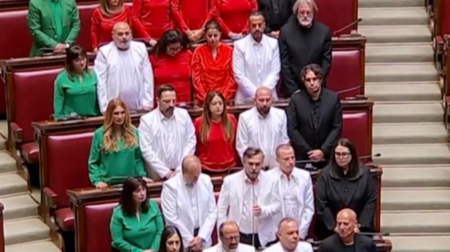 İtalya parlamentosunda onurlu duruş: Muhalefet vekilleri giydikleri kıyafetlerle Filistin bayrağı oluşturdu