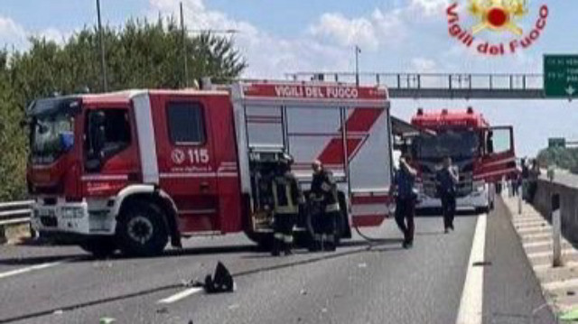 İtalya’da uçak otoyola düştü: İki kişi öldü