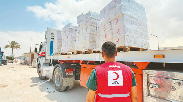 Kızılay’ın TIR’ları giriş yaptı