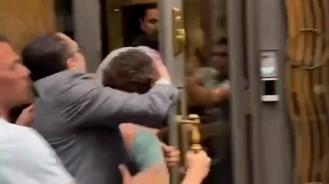 Mısır Konsolosluğu çalışanları Filistin yanlısı protestocuları darp etti