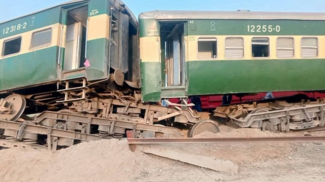 Pakistan’da yolcu treni raydan çıktı: Onlarca yaralı var