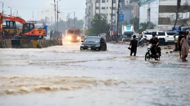 Pakistan’daki sel yaklaşık 2 milyon kişiyi etkiledi