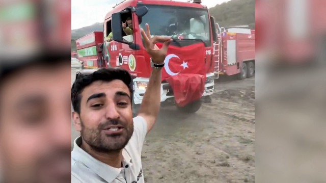 Suriyeli genç Hatay’dan gelen itfaiye ekiplerini bozkurt işaretiyle karşıladı: Kardeşiz kardeş