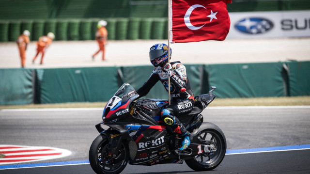 Toprak Razgatlıoğlu İngiltere’de 3’te 3 yaptı