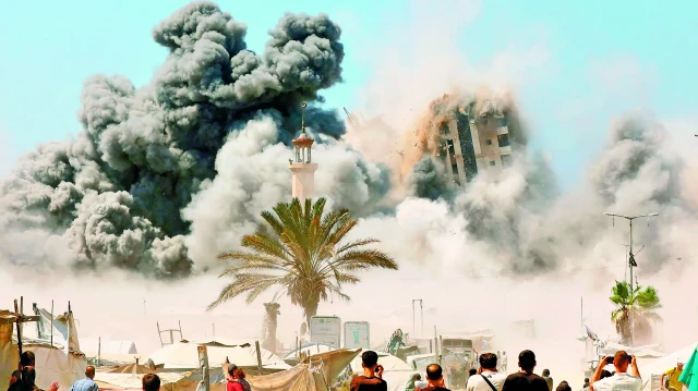 Bir günde 150 binayı yıktı