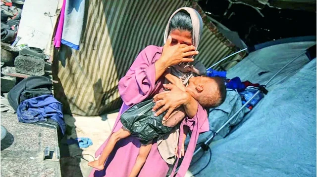 Çocukları kasten başlarından vuruyor