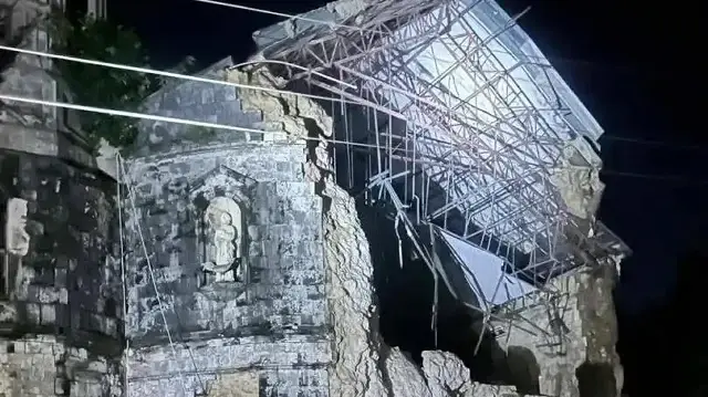 Filipinler’de 6.9 büyüklüğündeki deprem anı kamerada: Devasa kilise böyle çöktü